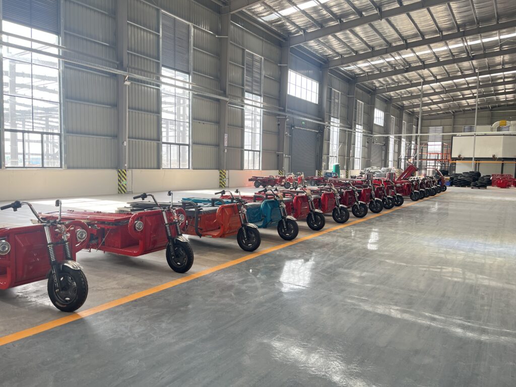 Heavy-Duty Electric Cargo Tricycle with Self-Dumping Function – High-load capacity electric three-wheeler for logistics, delivery, and small freight transport. Equipped with automatic dump bed for efficient unloading, ideal for urban/rural cargo hauling needs.